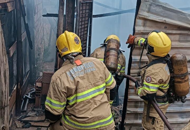 Incêndio destrói residência de madeira em São Sebastião