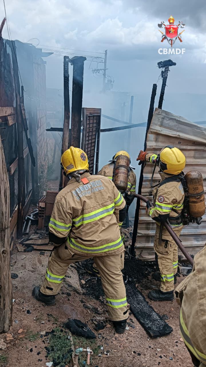 Incêndio destrói residência de madeira em São Sebastião