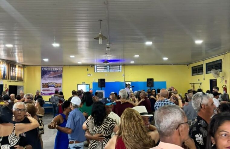 Instituição, de 35 anos, promove convivência de idosos com forró 
