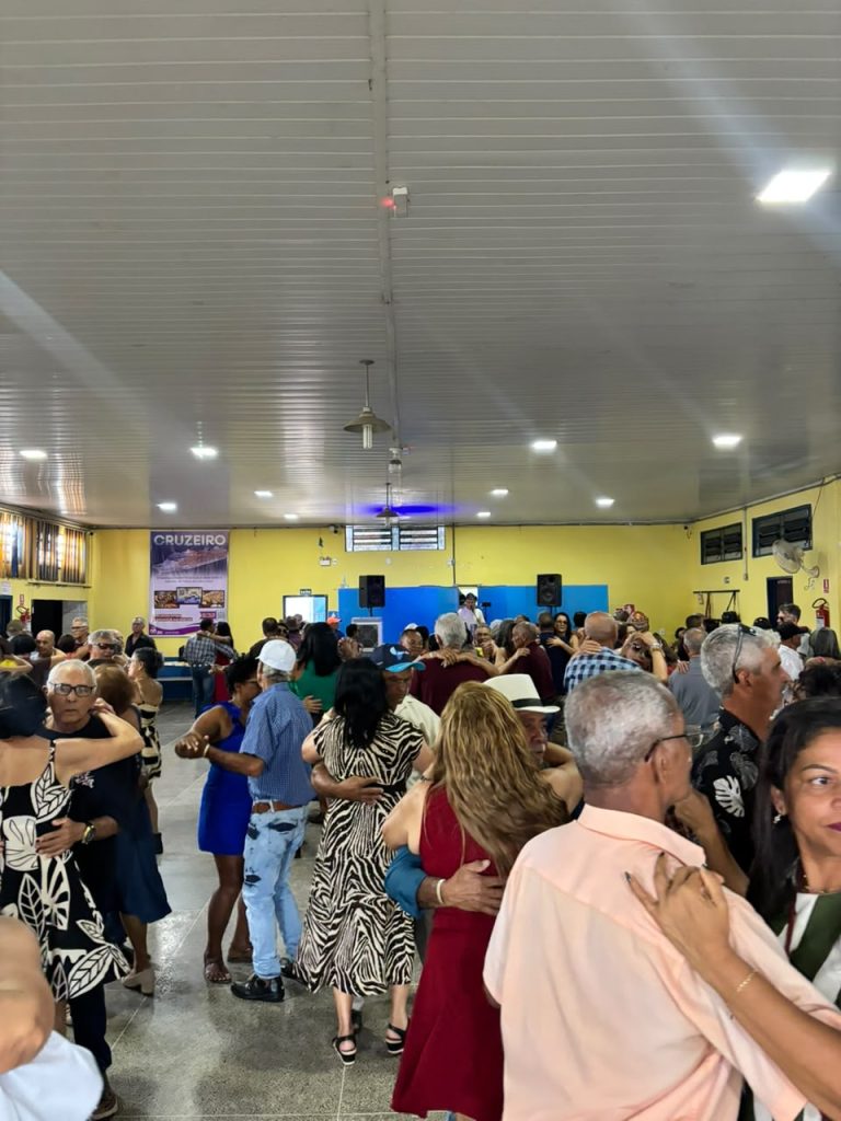 Instituição, de 35 anos, promove convivência de idosos com forró 