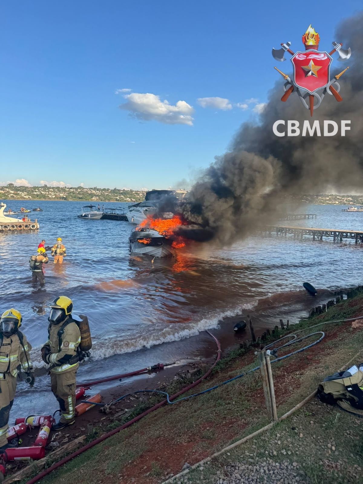 Lancha pega fogo e deixa quatro pessoas em estado grave no Lago Paranoá