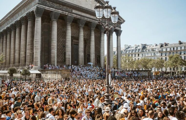 Lavagem de Madeleine exalta cultura afro-brasileira em Paris