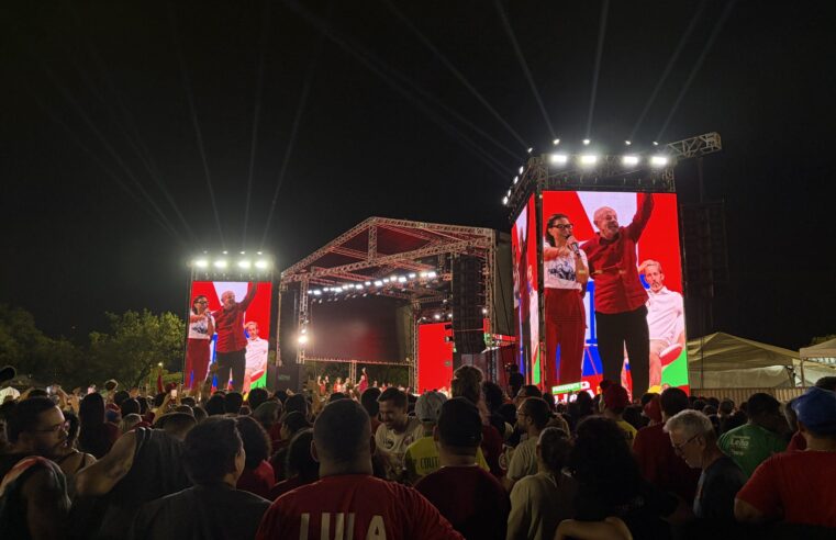 Leandro Grass divide palanque com Lula em ato de campanha em Ceilândia