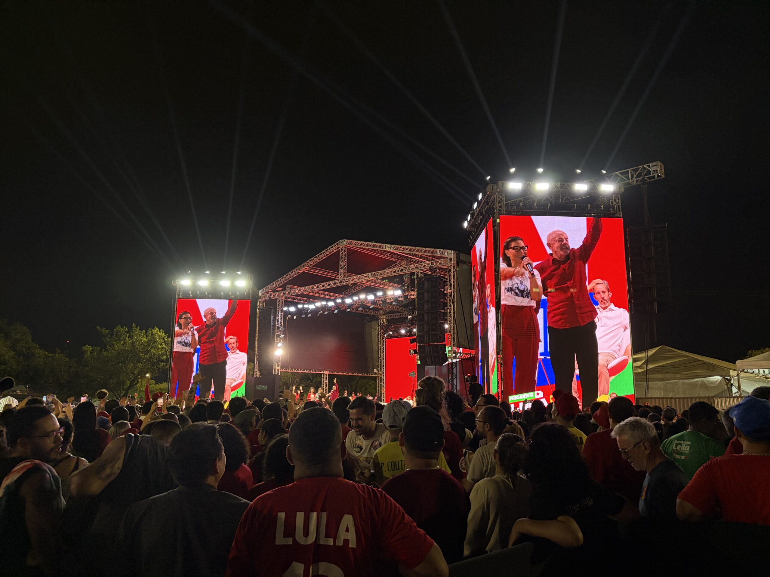 Leandro Grass divide palanque com Lula em ato de campanha em Ceilândia