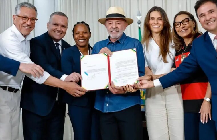 Lula sanciona lei que incentiva o futebol feminino no Brasil