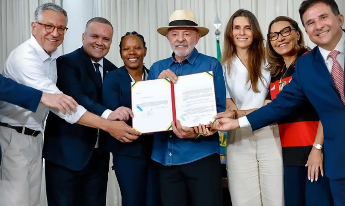Lula sanciona lei que incentiva o futebol feminino no Brasil