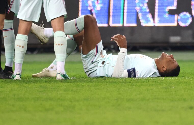 Mbappé sofre hiperextensão no joelho direito e fica parado de 10 a 12 dias