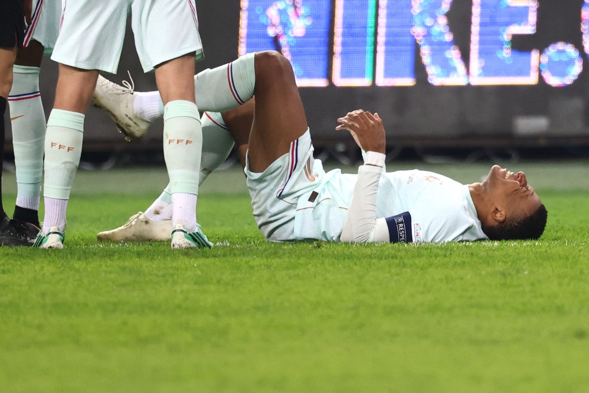 Mbappé sofre hiperextensão no joelho direito e fica parado de 10 a 12 dias