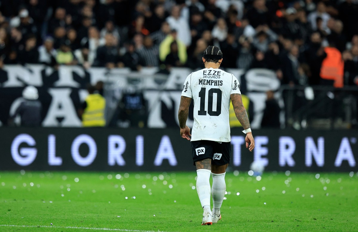 Memphis pede desculpas à torcida do Corinthians por pênalti perdido: ‘Estou de coração partido’