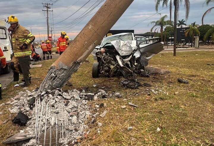 Motorista fica gravemente ferido após carro bater contra poste em Taguatinga