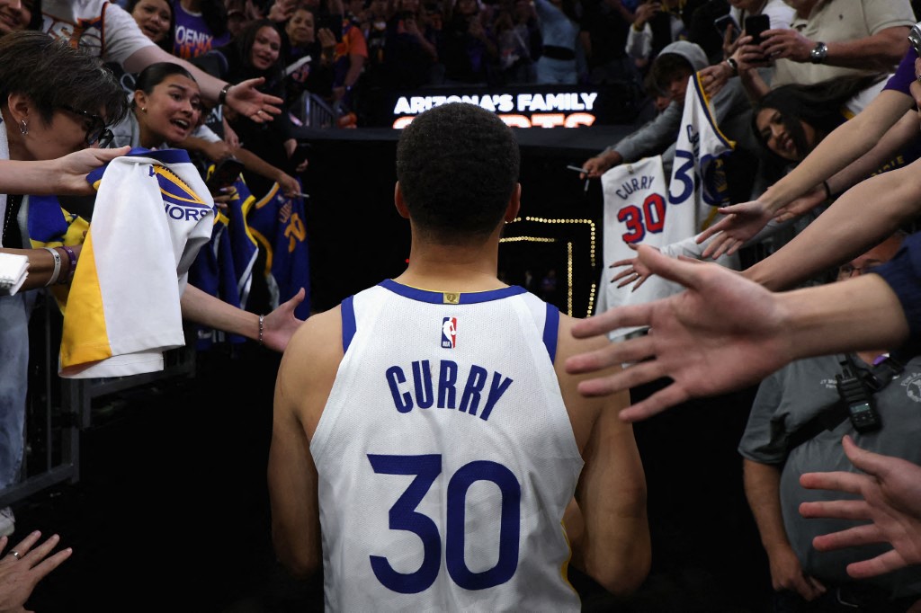 NBA: Stephen Curry acerta renovação com o GSW e abre mão de R$ 107 milhões