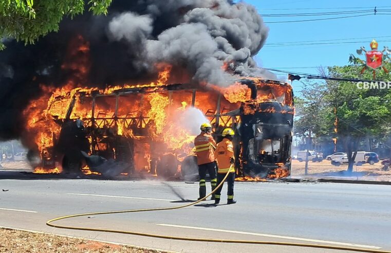 Ônibus pega fogo na EPIA Norte, próximo à Água Mineral