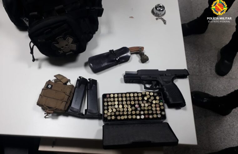 PMDF prende homem com arma após abordagem de carro com giroflex irregular