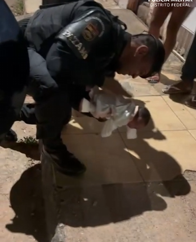 Policiais salvam bebê de oito dias que estava engasgada no Recanto das Emas