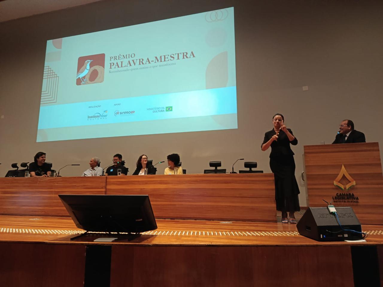 Prêmio abre inscrições para valorizar professores escritores no DF