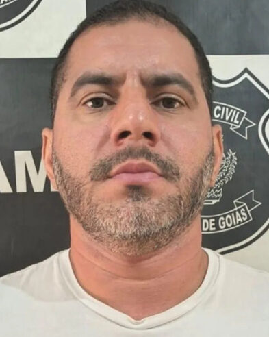 Professor é preso suspeito de aliciar duas alunas de 12 anos em Valparaíso de Goiás