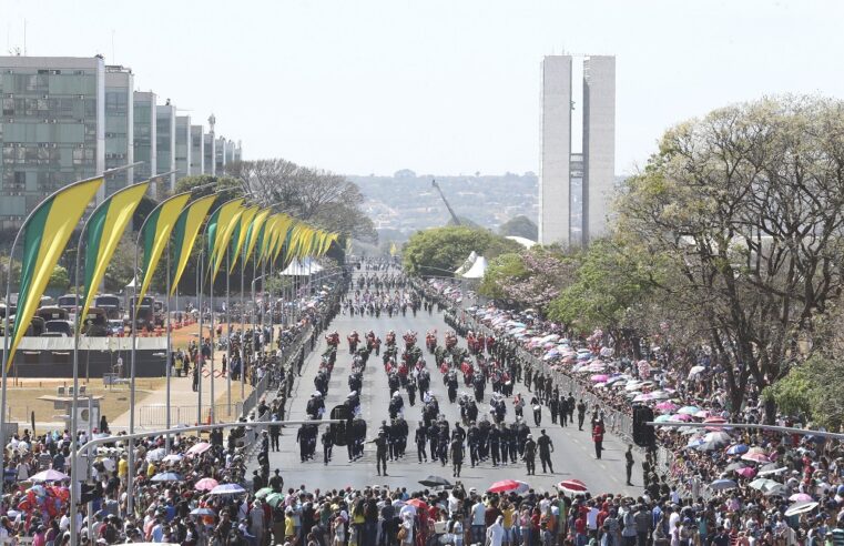 Público madruga para acompanhar desfile de 7 de Setembro em Brasília