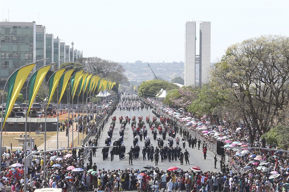 Público madruga para acompanhar desfile de 7 de Setembro em Brasília