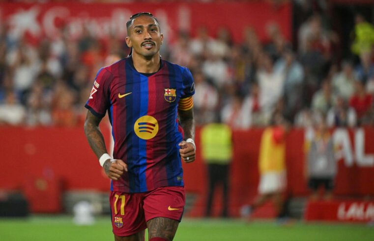 Raphinha anota mais um hat-trick, e Barcelona vira sobre o Sevilla e mantém 100% em LaLiga