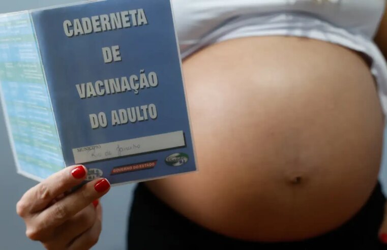 Resistência às vacinas contra gripe e covid coloca gestantes em risco