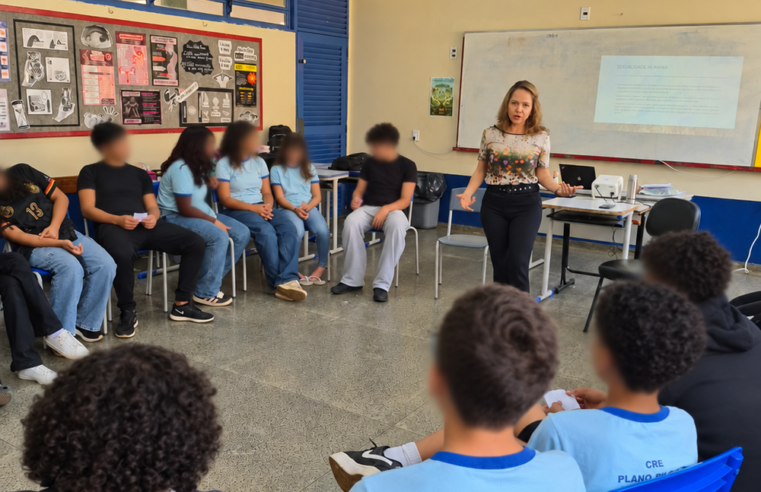 Servidora do TJDFT conversa com estudantes sobre escolhas conscientes