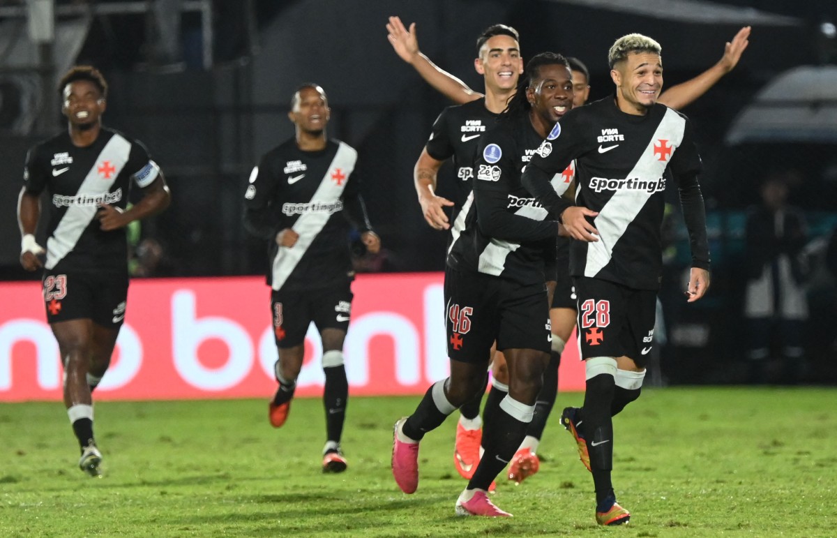 Vasco bate Grêmio de virada, quebra tabu e respira no Brasileirão
