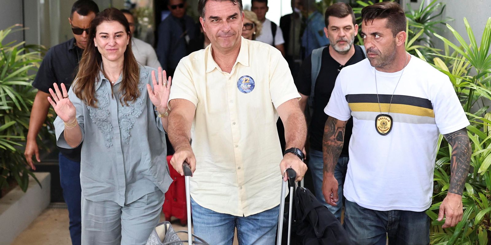 Ação Popular pede suspensão de salário do senador Flávio Bolsonaro