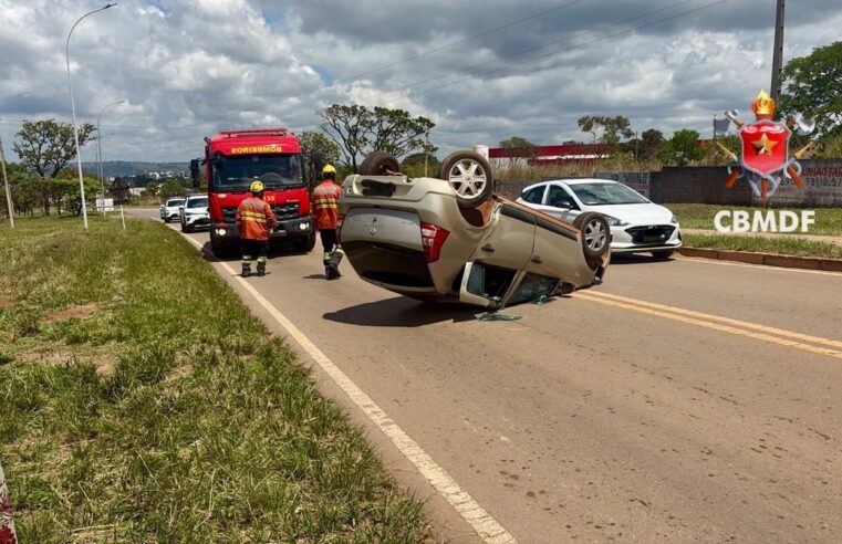 Acidente entre dois carros termina em capotamento em Sobradinho