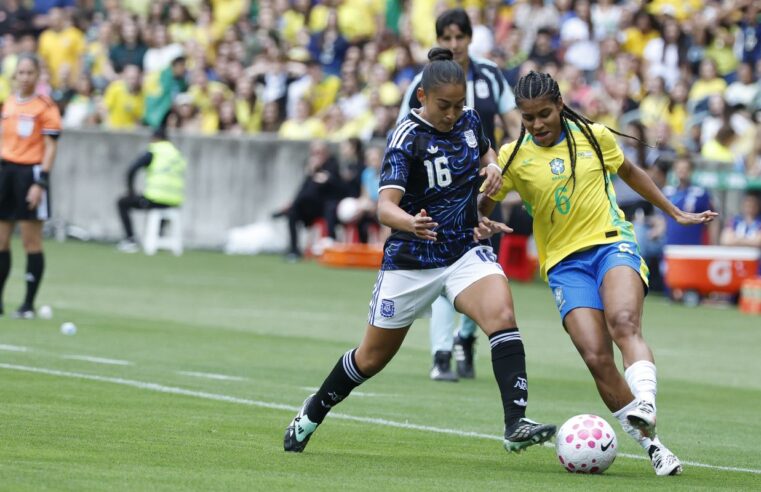 Após cortes, seleção feminina chega a Recife para encarar Argentina