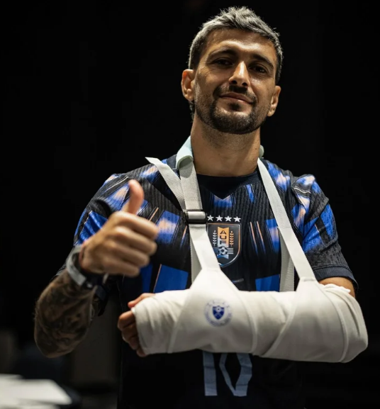 Arrascaeta recebe alta após cirurgia no punho esquerdo e inicia recuperação em casa
