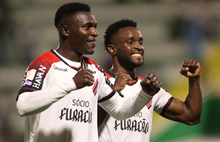 Athletico-PR goleia a Chapecoense por 4 a 1 e retoma a terceira posição no Brasileirão