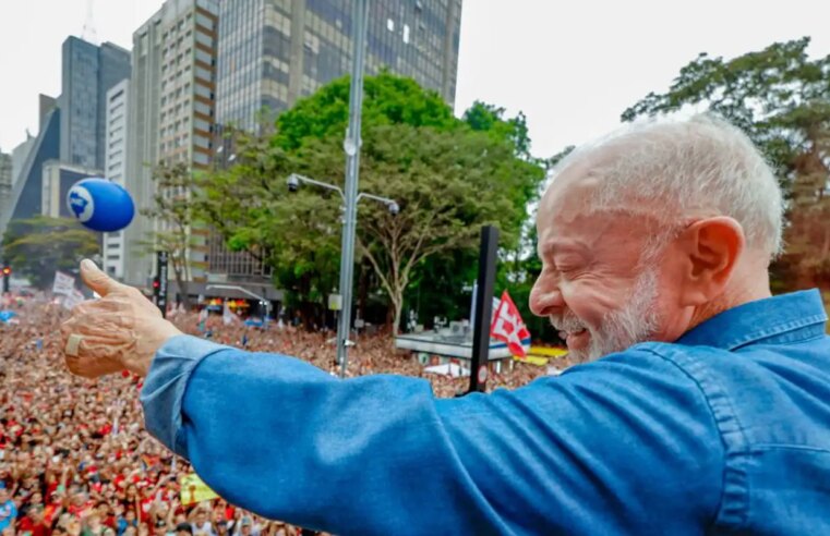 Ato pela reeleição de Lula leva milhares à Avenida Paulista