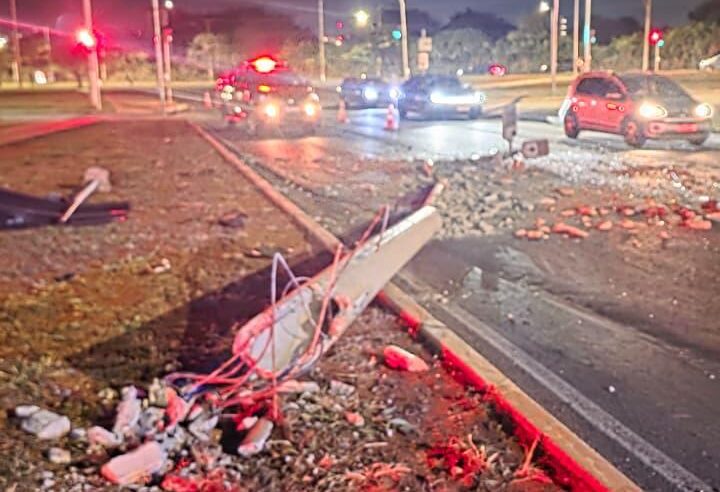 Batida entre dois carros derruba poste na Asa Sul e mobiliza Bombeiros