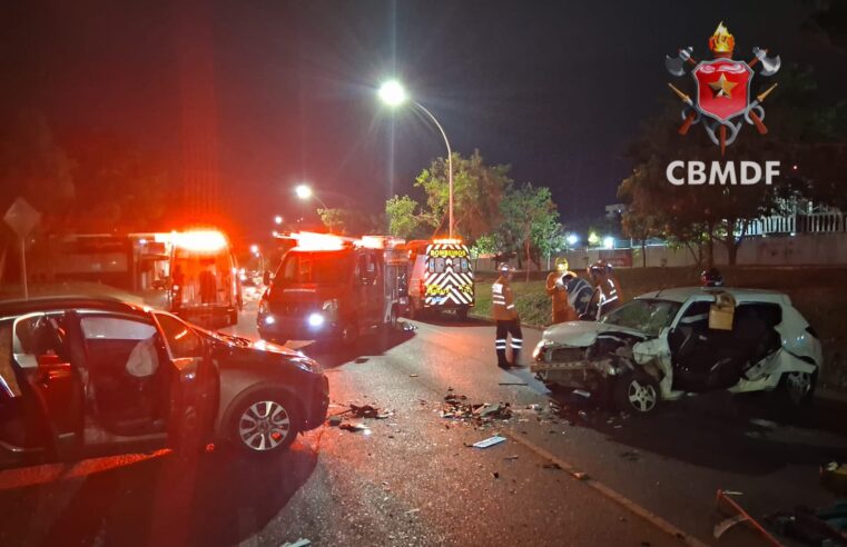 Batida na Asa Norte deixa quatro feridos e exige resgate de duas pessoas retidas nos carros