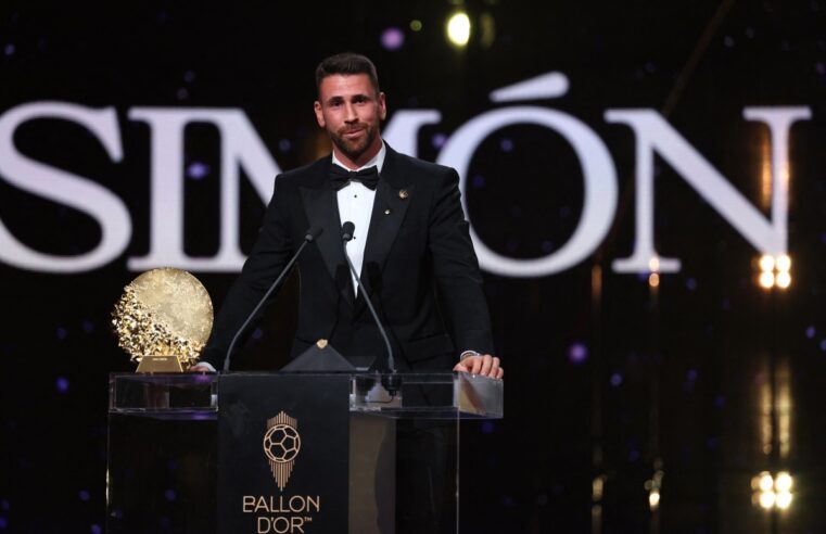 Bola de Ouro: Unai Simón leva Troféu Yashin de melhor goleiro