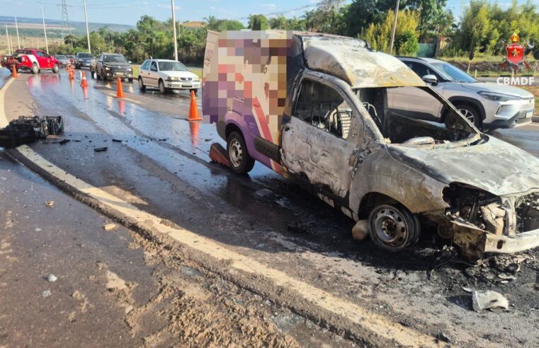 Bombeiros controlam incêndio em carro na DF-140