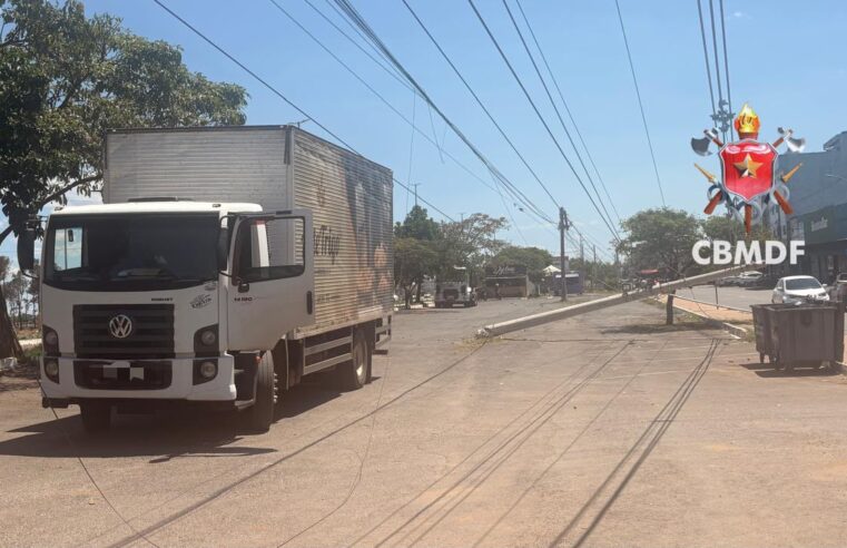 Caminhão colide com poste e derruba outras três estruturas no Itapoã