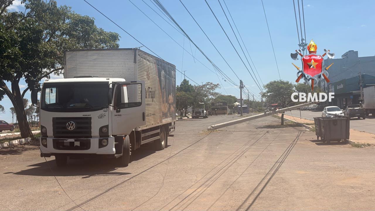 Caminhão colide com poste e derruba outras três estruturas no Itapoã
