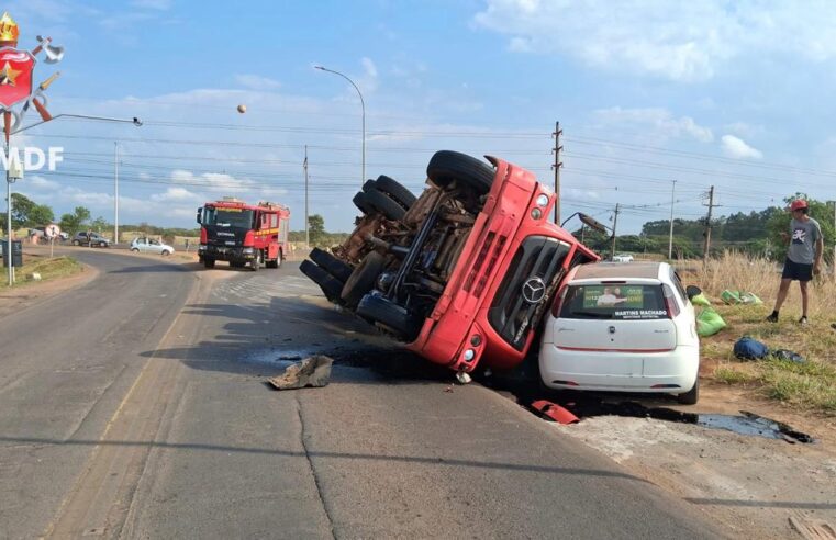 Caminhão tomba sobre carro e deixa quatro pessoas feridas na DF-230, em Planaltina