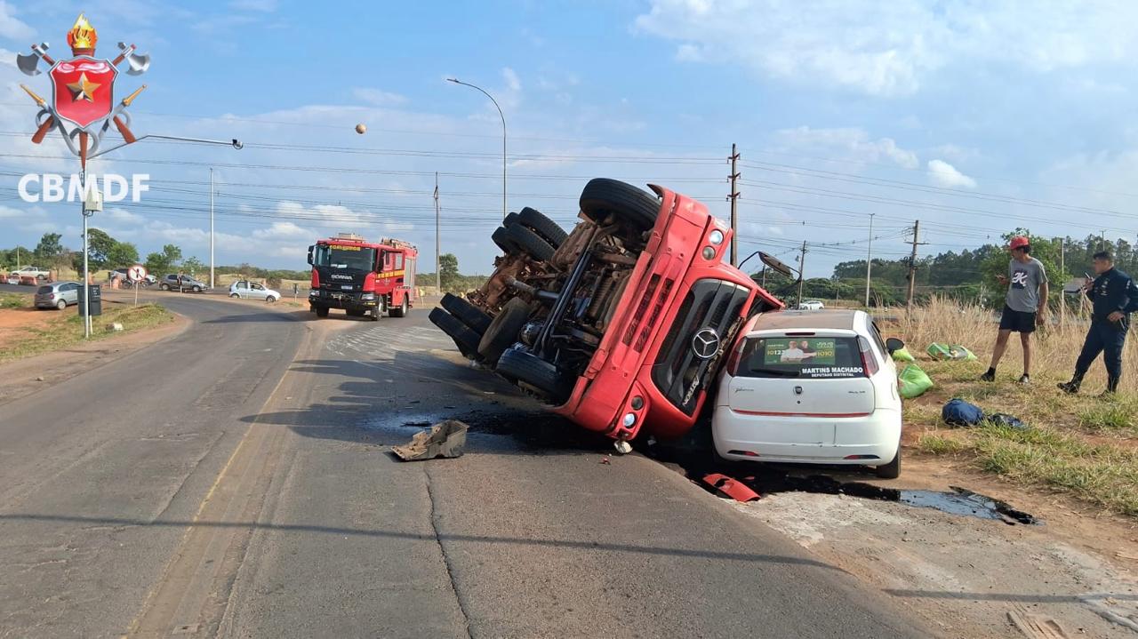 Caminhão tomba sobre carro e deixa quatro pessoas feridas na DF-230, em Planaltina