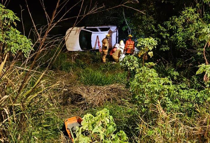 Carro capota em área de difícil acesso e deixa quatro feridos em Brazlândia
