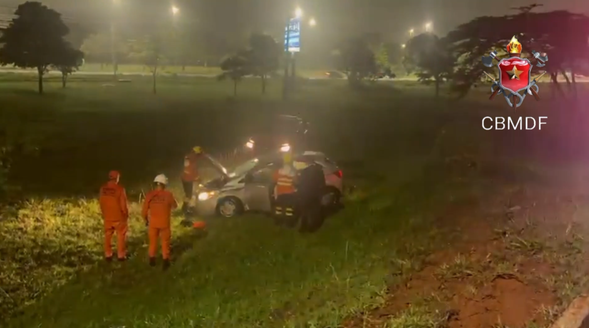 Carro capota na EPIA, próximo ao Shopping Popular, em Brasília