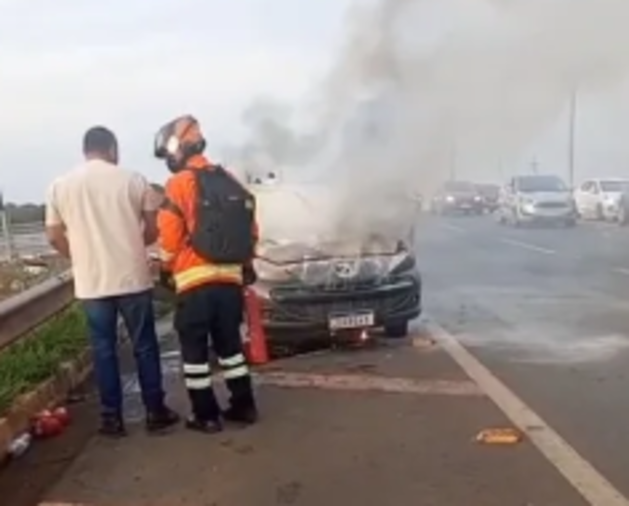 Carro pega fogo na DF-480 e provoca interdição de faixas no Gama