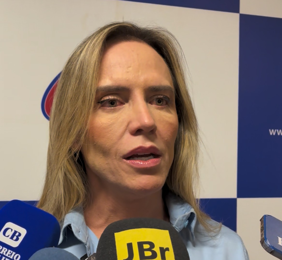 Celina pede compromisso de adversário após distribuição de panfletos falsos com número 22