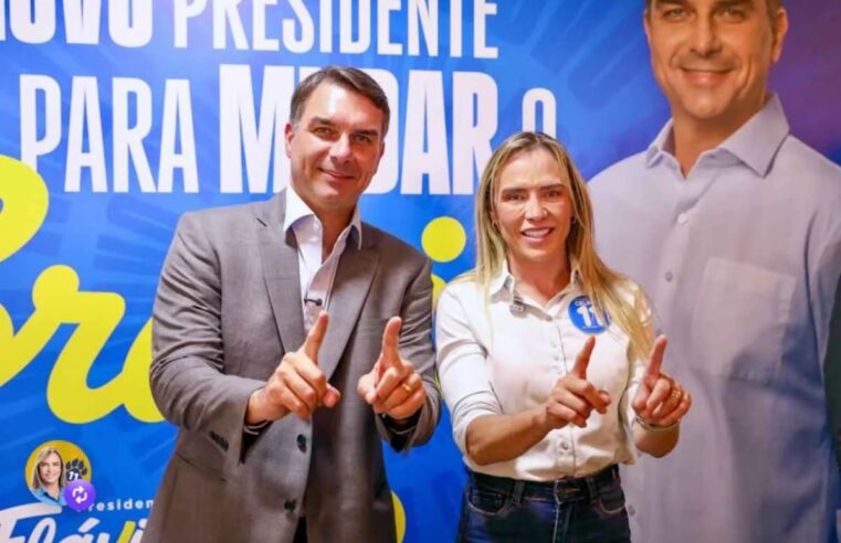 Celina posa ao lado de Flávio e reforça número 11 após confusão nas urnas