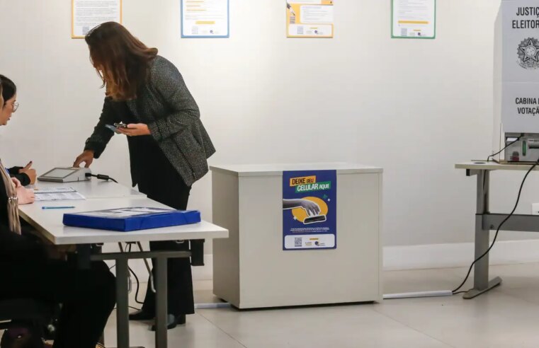 Colinha em papel e sem celular: saiba o que pode entrar na cabine