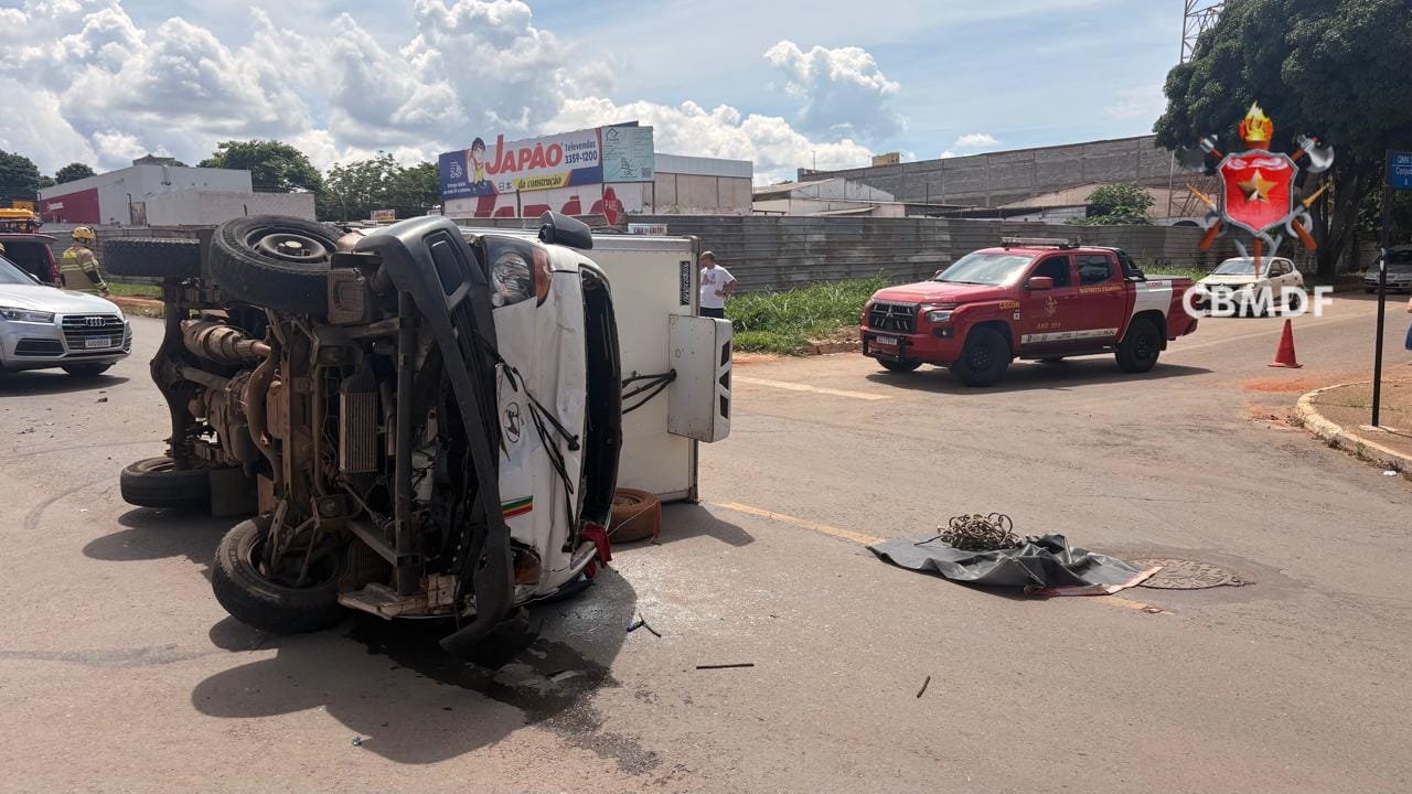 Colisão entre caminhão e carro de luxo termina com veículo tombado em Ceilândia