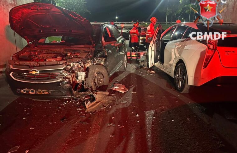 Colisão entre três carros deixa motorista ferida na Asa Sul