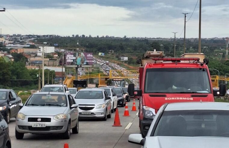 Colisão entre três carros deixa passageira ferida na Via Estrutural