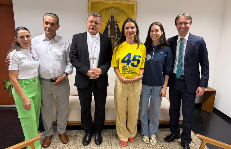 Com dois dias para a eleição, Paula Belmonte recebe bênção de Dom Paulo Cezar